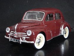Renault 4Cv de couleur grenat (Vue c�t� conducteur)
