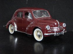 Renault 4Cv de couleur grenat (Vue c�t� passager)