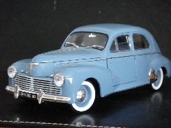 Peugeot 203 1954 de couleur bleu ciel (Vue c�t� conducteur)