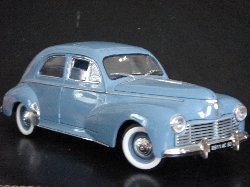 Peugeot 203 1954 de couleur bleu ciel (Vue c�t� passager)