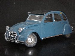 Citro�n 2CV de couleur bleu oc�an (Vue c�t� conducteur)
