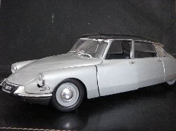 Citro�n DS 19 1963 de couleur grise, toit noir (Vue c�t� conducteur)