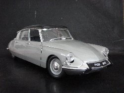 Citro�n DS 19 1963 de couleur grise, toit noir (Vue c�t� passager)