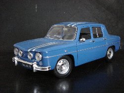 Renault 8 Gordini de couleur bleu � lignes blanches (Vue c�t� conducteur)