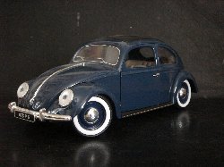 Volkswagen Coccinelle de couleur bleu fonc�, toit noir (Vue c�t� conducteur)
