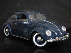 Volkswagen Coccinelle de couleur bleu fonc�, toit noir (Vue c�t� passager)