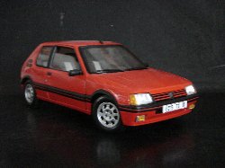 Peugeot 205 GTI de couleur rouge (Vue c�t� passager)