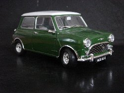 Austin Mini Cooper S de couleur vert fonc�, toit blanc (Vue c�t� conducteur)