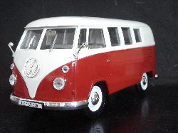 Combi Volkswagen 1966 Type 2 de couleur rouge et blanc (Vue c�t� conducteur)