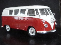 Combi Volkswagen 1966 Type 2 de couleur rouge et blanc (Vue c�t� passager)