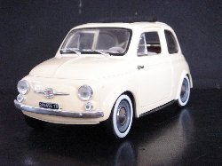 Fiat 500 de couleur jaune pastel, toit ouvrant noir (Vue c�t� conducteur)