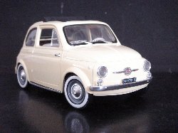 Fiat 500 de couleur jaune pastel, toit ouvrant noir (Vue c�t� passager)
