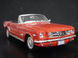 Ford Mustang Cabriolet 1964 de couleur rouge, capote noire (Vue c�t� passager)