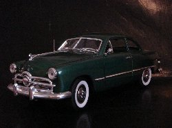 Ford Berline 1949 de couleur vert fonc� m�tallis� (Vue c�t� conducteur)