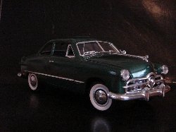 Ford Berline 1949 de couleur vert fonc� m�tallis� (Vue c�t� passager)