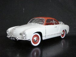 Volkswagen Karmann-Ghia coup� 1957 de couleur blanche, toit rouge (Vue c�t� conducteur)