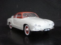 Volkswagen Karmann-Ghia coup� 1957 de couleur blanche, toit rouge (Vue c�t� passager)
