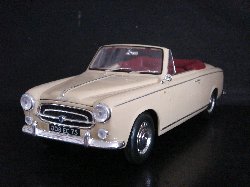 Peugeot 403 Cabriolet 1959 Grand luxe 8Cv de couleur orange pastel, int�rieur rouge fonc� (Vue c�t� conducteur)