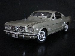 Ford Mustang Fastback 1965 de couleur gris m�tallis� (Vue c�t� conducteur)