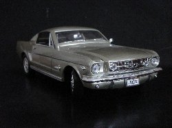 Ford Mustang Fastback 1965 de couleur gris m�tallis� (Vue c�t� passager)