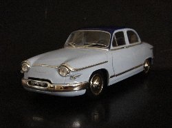 Panhard PL 17 Berline De 1961 de couleur bleu pastel, toit bleu fonc� (Vue c�t� conducteur)
