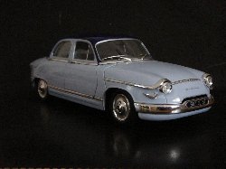 Panhard PL 17 Berline De 1961 de couleur bleu pastel, toit bleu fonc� (Vue c�t� passager)