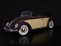 Volkswagen Karmann Coccinelle Cabriolet 1949 de couleur jaune et chocolat, capote noire (Vue c�t� conducteur)