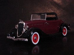 Ford Roadster V8 1934 de couleur grenat, capotte ferm�e noire (Vue c�t� conducteur)