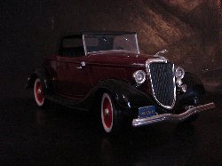 Ford Roadster V8 1934 de couleur grenat, capotte ferm�e noire (Vue c�t� passager)