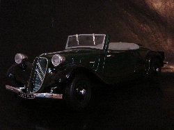 Citro�n Traction 1938 Type 11B Cabriolet de couleur vert fonc�, int�rieur et capotte grise (Vue c�t� conducteur)