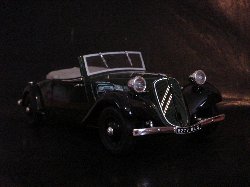 Citro�n Traction 1938 Type 11B Cabriolet de couleur vert fonc�, int�rieur et capotte grise (Vue c�t� passager)