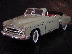 Chevrolet 1950 Cabriolet de couleur vert pastel, capotte noir, int�rieur orange-grenat clair (Vue c�t� conducteur)