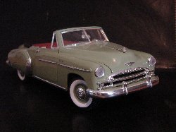 Chevrolet 1950 Cabriolet de couleur vert pastel, capotte noir, int�rieur orange-grenat clair (Vue c�t� passager)