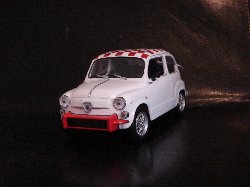 Fiat Abarth 850 Tc 1961 de couleur blanche, toit � damier rouge et blanc (Vue c�t� conducteur)