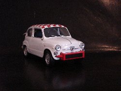 Fiat Abarth 850 Tc 1961 de couleur blanche, toit � damier rouge et blanc (Vue c�t� passager)