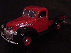 Chevrolet Pick-Up 1946 de couleur rouge fonc�, b�che noire (Vue c�t� conducteur)