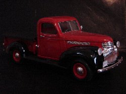 Chevrolet Pick-Up 1946 de couleur rouge fonc�, b�che noire (Vue c�t� passager)