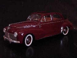 Peugeot 203 D�couvrable 1954 de couleur grenat, capotte noire (Vue c�t� conducteur)