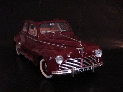 Peugeot 203 D�couvrable 1954 de couleur grenat, capotte noire (Vue c�t� passager)