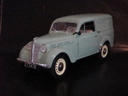 Renault Juvaquatre 1952 de couleur vert pastel (Vue c�t� conducteur)