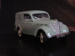 Renault Juvaquatre 1952 de couleur vert pastel (Vue c�t� passager)