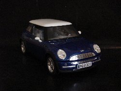 New Mini 2000 de couleur bleu m�tallis�, toit blanc (Vue c�t� passager)