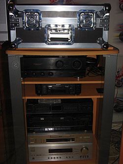 Meuble hi-fi avec ampli, Minidisc, qualiseur, double-dec cassettes audios, installation Home Cinma et platine vinyles (sous rack) ferm