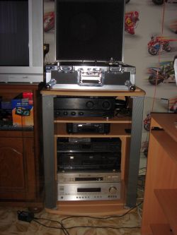 Meuble hi-fi avec ampli, Minidisc, qualiseur, double-dec cassettes audios, installation Home Cinma et platine vinyles (sous rack) ferm